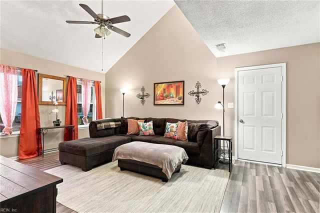 205 Hunt Club RN S, Newport News, VA 23608