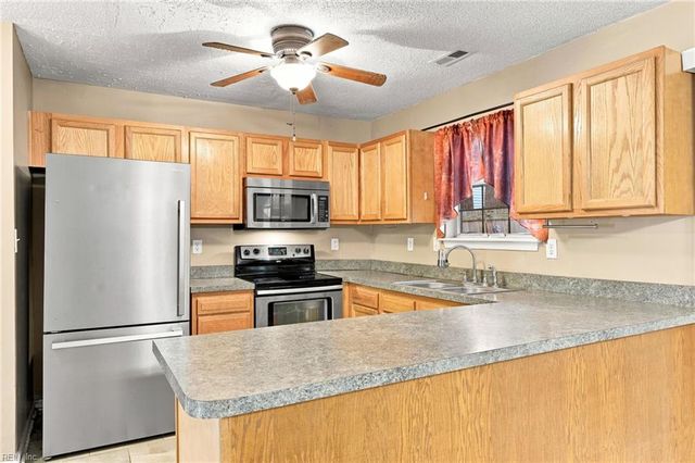 205 Hunt Club RN S, Newport News, VA 23608