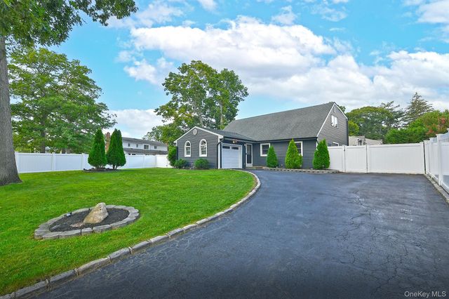 25 Rosanne Court, Nesconset, NY 11767