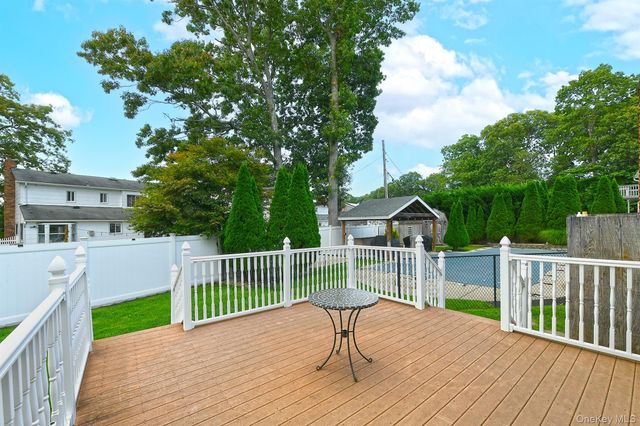 25 Rosanne Court, Nesconset, NY 11767