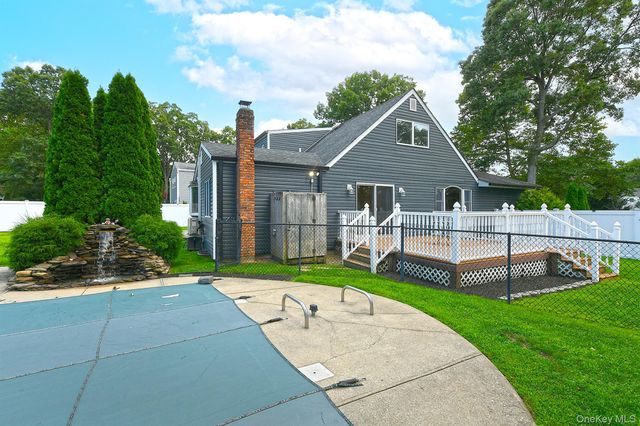 25 Rosanne Court, Nesconset, NY 11767