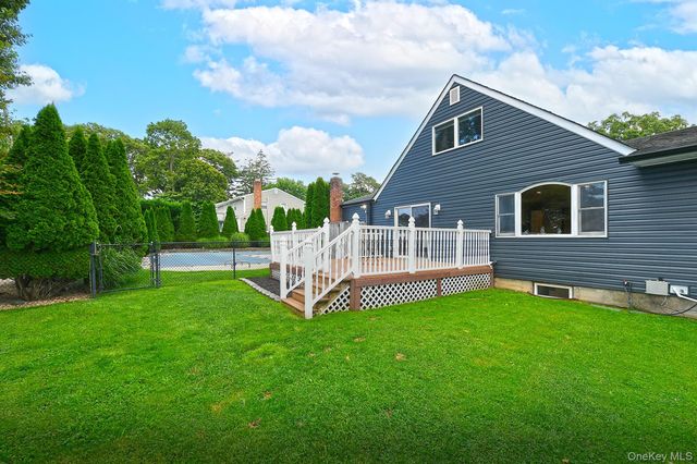 25 Rosanne Court, Nesconset, NY 11767