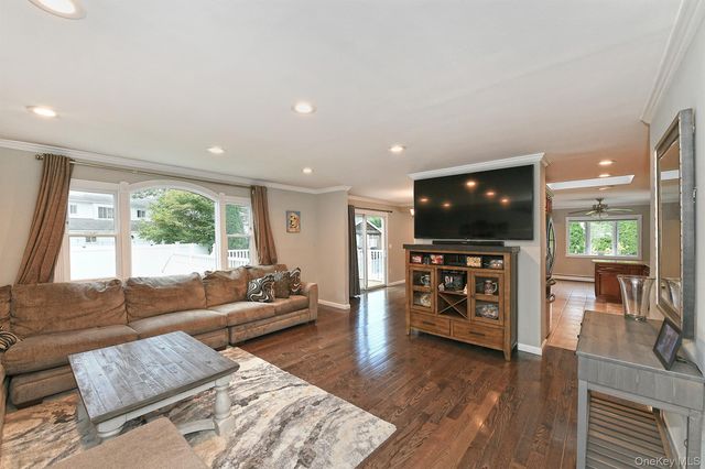 25 Rosanne Court, Nesconset, NY 11767
