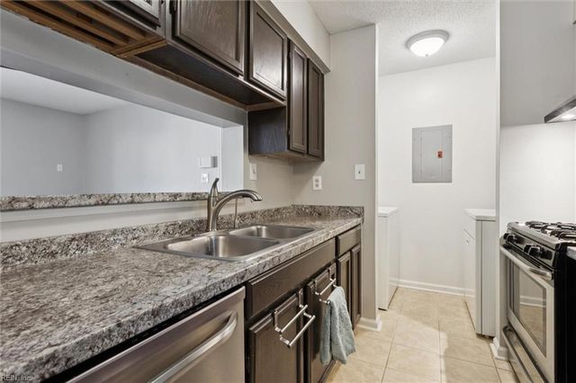 12619 Daybreak CIR, Newport News, VA 23602