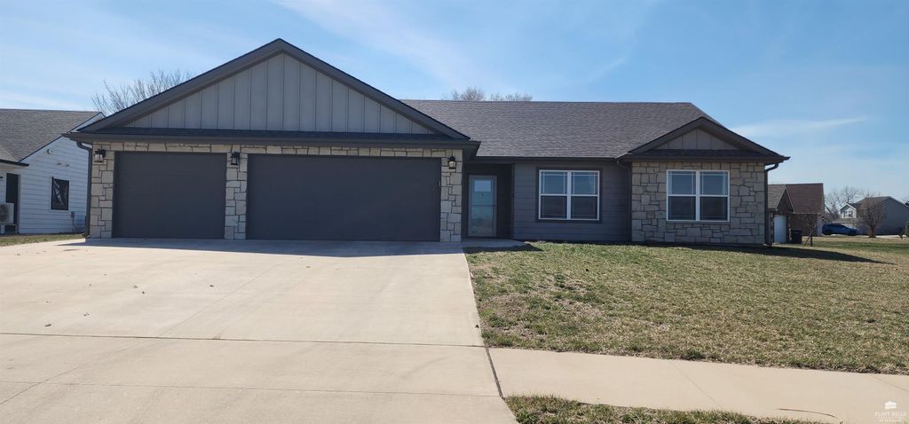 1013 Waxwing Drive, Manhattan, KS 66502