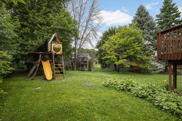 2432 Henslow Court N, Oakdale, MN 55128