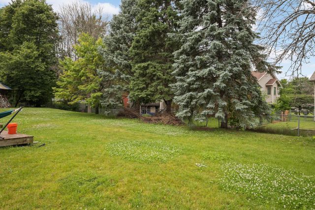 2432 Henslow Court N, Oakdale, MN 55128