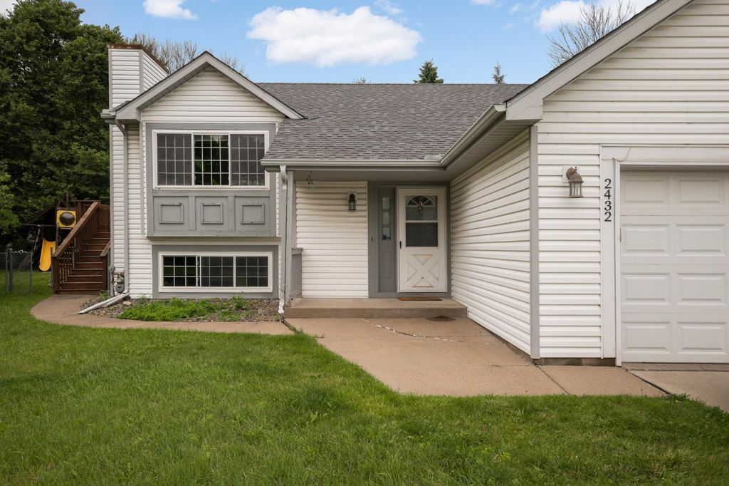 2432 Henslow Court N, Oakdale, MN 55128 — photo 2