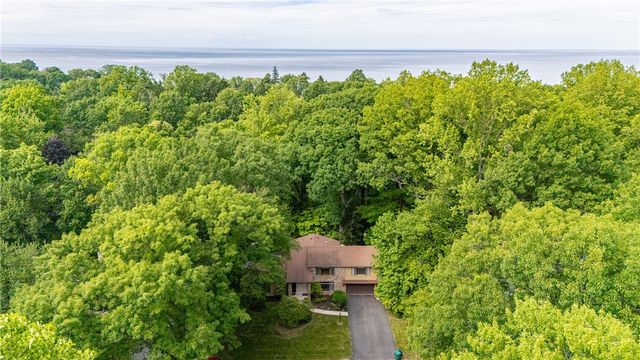 17 Tuliptree Lane, Irondequoit, NY 14617