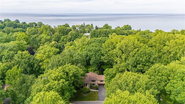 17 Tuliptree Lane, Irondequoit, NY 14617