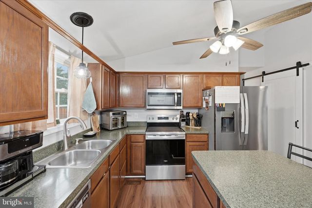 212 FREIGHT CAR CIR, Bunker Hill, WV 25413