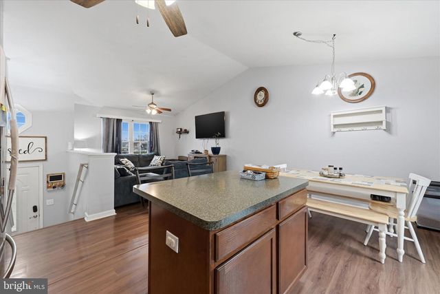 212 FREIGHT CAR CIR, Bunker Hill, WV 25413