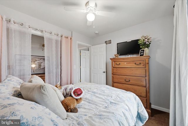 212 FREIGHT CAR CIR, Bunker Hill, WV 25413