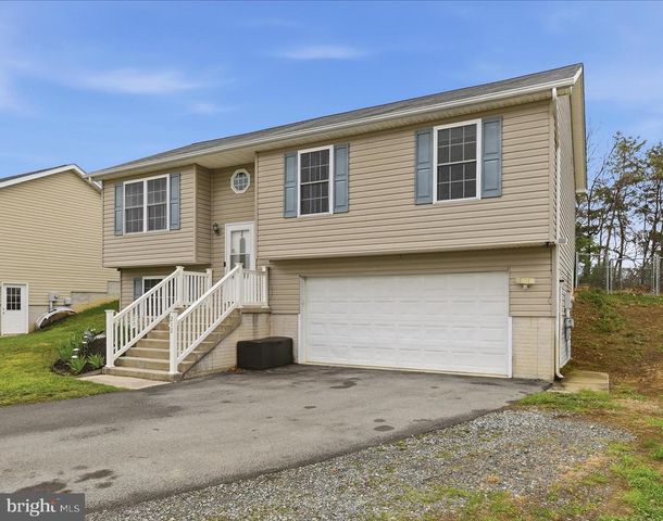 212 FREIGHT CAR CIR, Bunker Hill, WV 25413