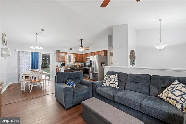 212 FREIGHT CAR CIR, Bunker Hill, WV 25413