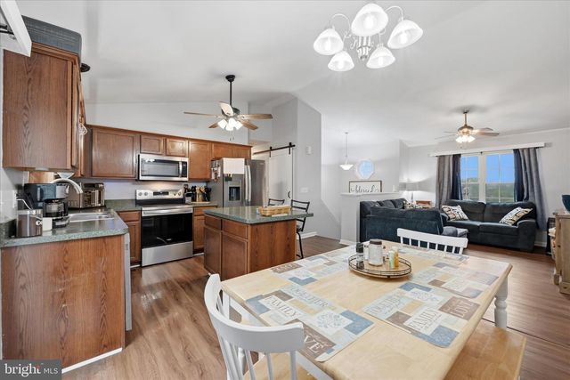 212 FREIGHT CAR CIR, Bunker Hill, WV 25413