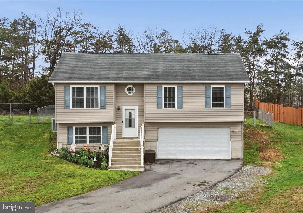 212 FREIGHT CAR CIR, Bunker Hill, WV 25413