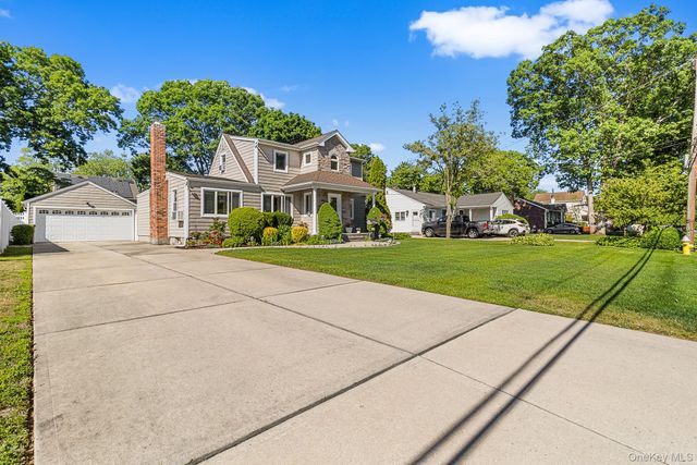 113 Duffy Place, West Islip, NY 11795