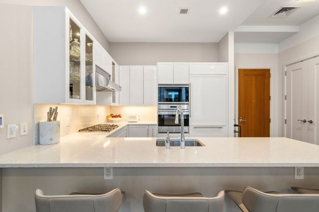 22 Liberty Dr PH1H, Boston, MA 02210