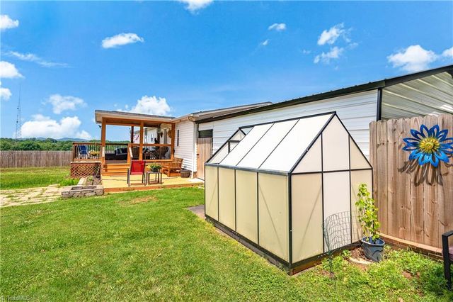 1008 Pine Ridge Drive, Hamptonville, NC 27020