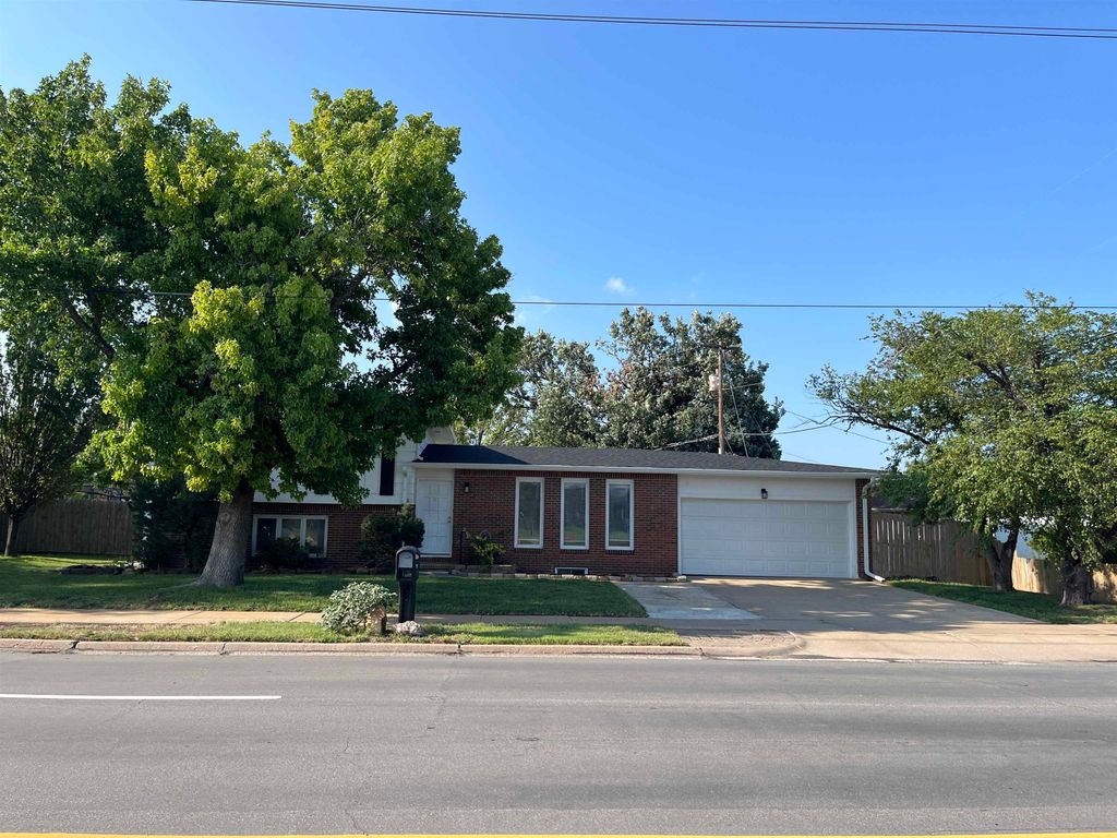 717 E Magnolia Road, Salina, KS 67401