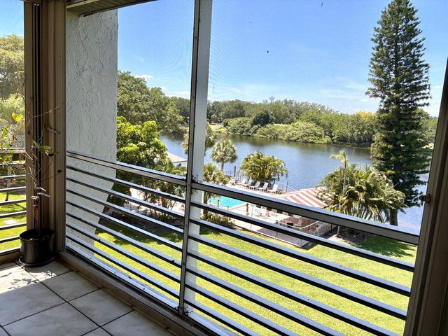 9440b Poinciana Place 404, Davie, FL 33324