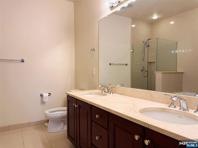 1305 Windsor Park Court 305, Englewood, NJ 07631