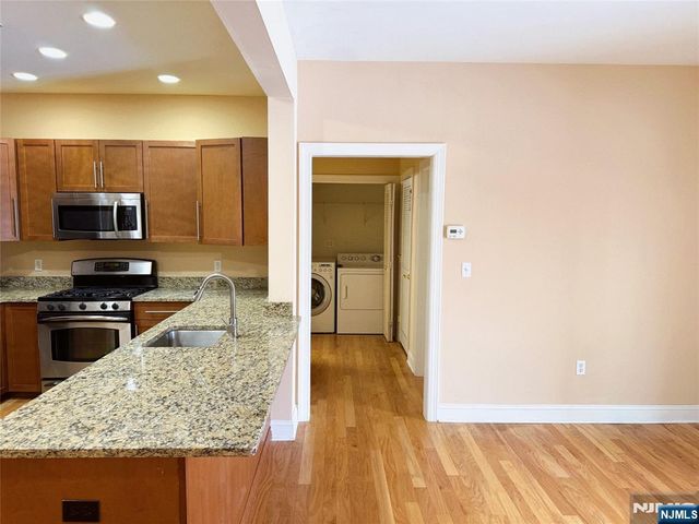 1305 Windsor Park Court 305, Englewood, NJ 07631