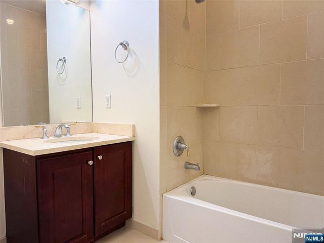 1305 Windsor Park Court 305, Englewood, NJ 07631