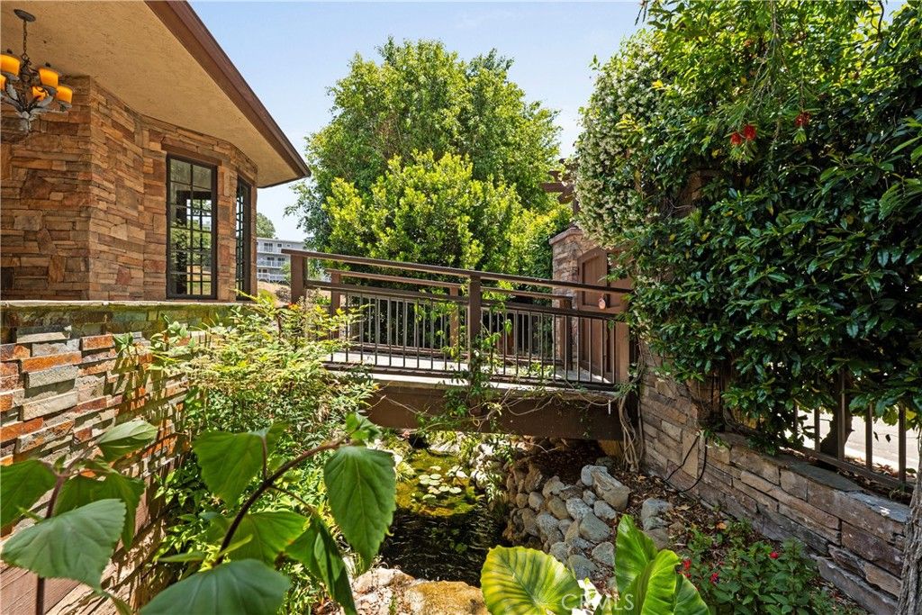 Image 19 of property listing at 4117 Vanetta Place, Studio City, CA 91604
