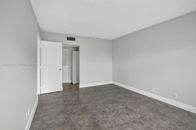3050 NE 16th Ave 407, Oakland Park, FL 33334