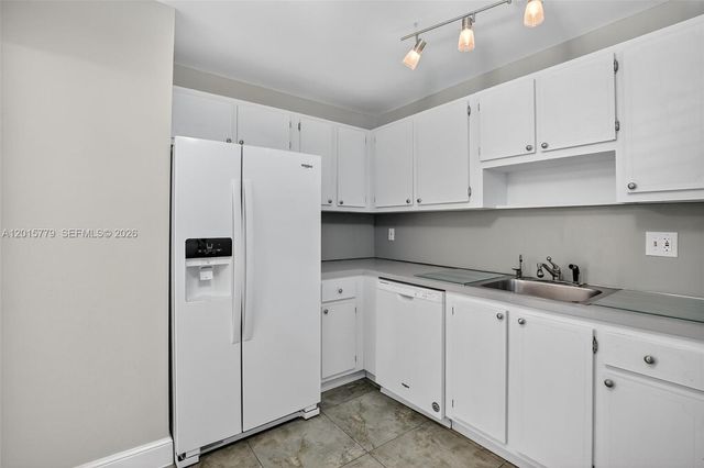 3050 NE 16th Ave 407, Oakland Park, FL 33334