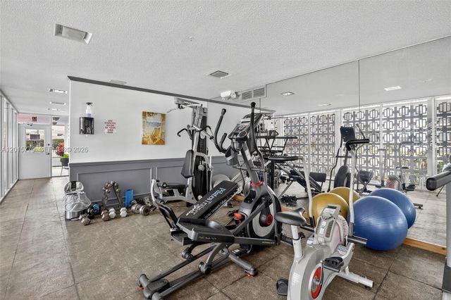 3050 NE 16th Ave 407, Oakland Park, FL 33334
