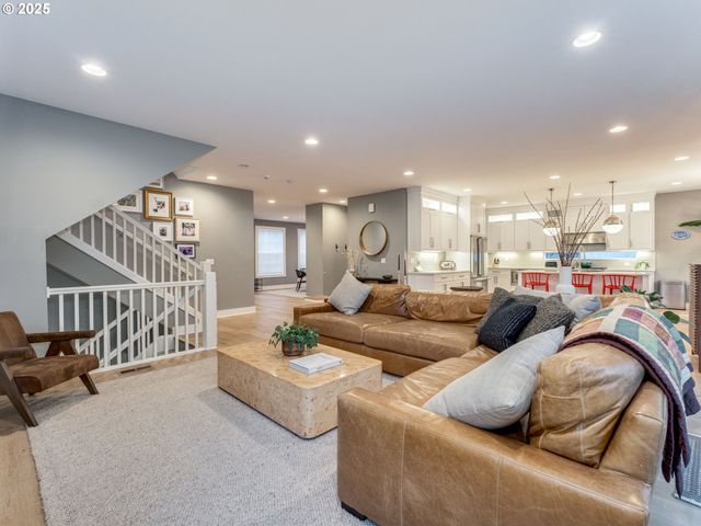 2416 Ne REGENTS Dr, Portland, OR 97212