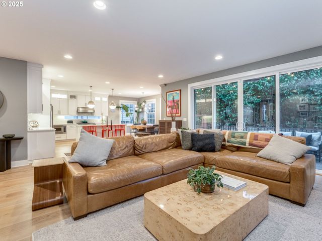 2416 Ne REGENTS Dr, Portland, OR 97212