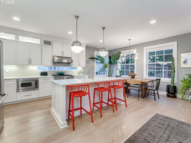 2416 Ne REGENTS Dr, Portland, OR 97212