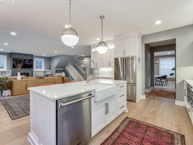 2416 Ne REGENTS Dr, Portland, OR 97212