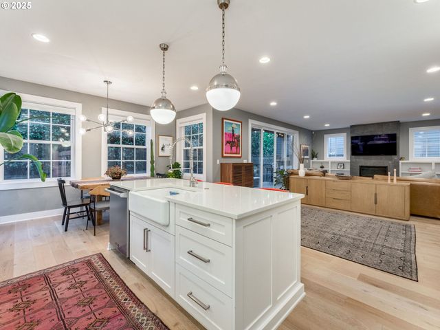 2416 Ne REGENTS Dr, Portland, OR 97212