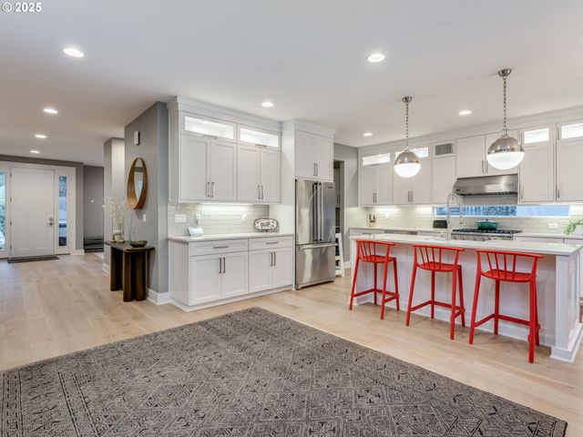 2416 Ne REGENTS Dr, Portland, OR 97212