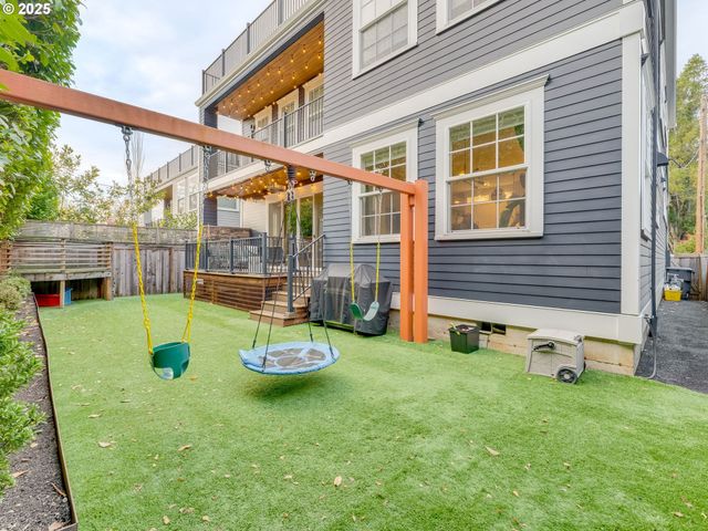 2416 Ne REGENTS Dr, Portland, OR 97212