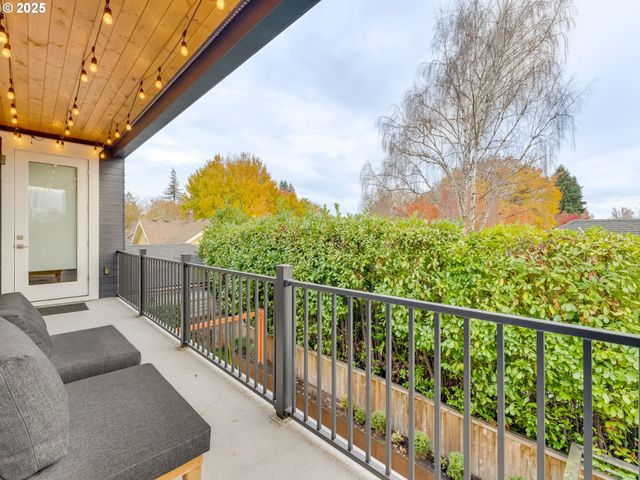 2416 Ne REGENTS Dr, Portland, OR 97212