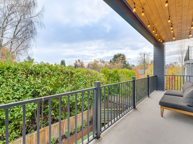 2416 Ne REGENTS Dr, Portland, OR 97212