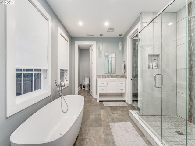 2416 Ne REGENTS Dr, Portland, OR 97212