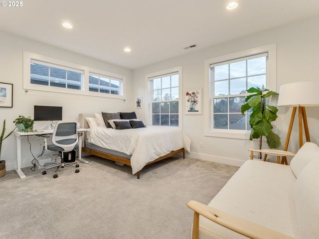 2416 Ne REGENTS Dr, Portland, OR 97212