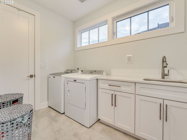 2416 Ne REGENTS Dr, Portland, OR 97212