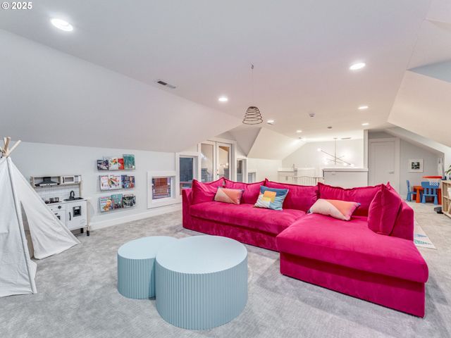 2416 Ne REGENTS Dr, Portland, OR 97212