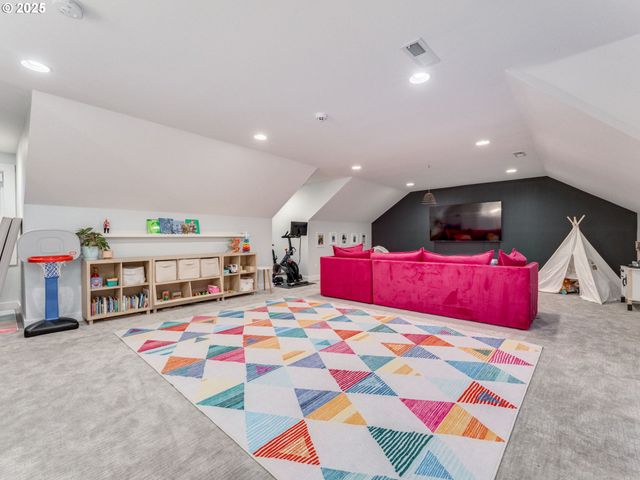 2416 Ne REGENTS Dr, Portland, OR 97212