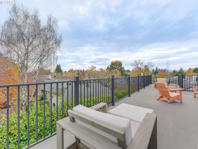 2416 Ne REGENTS Dr, Portland, OR 97212