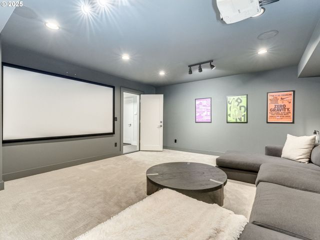 2416 Ne REGENTS Dr, Portland, OR 97212