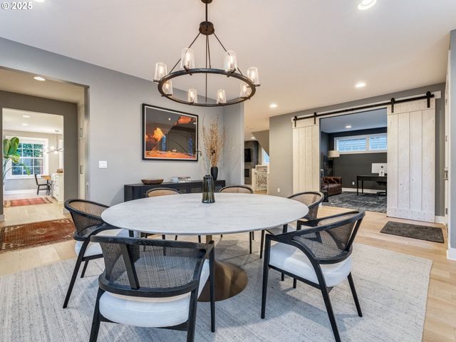 2416 Ne REGENTS Dr, Portland, OR 97212